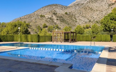 A penthouse with a spacious terrace and lovely views of the sea, the mountains and Altea.